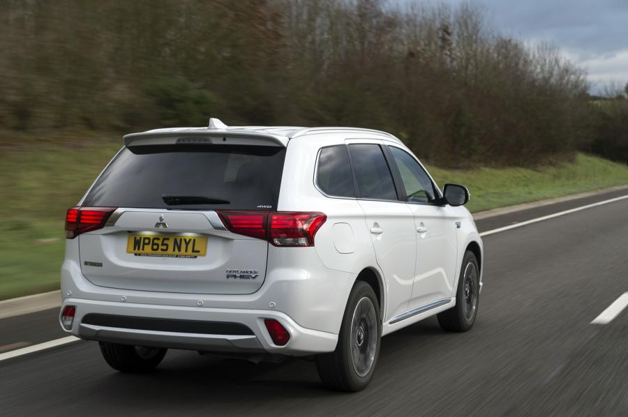  Mitsubishi Outlander PHEV 2015 года  (UK) (фото 29 из 31)